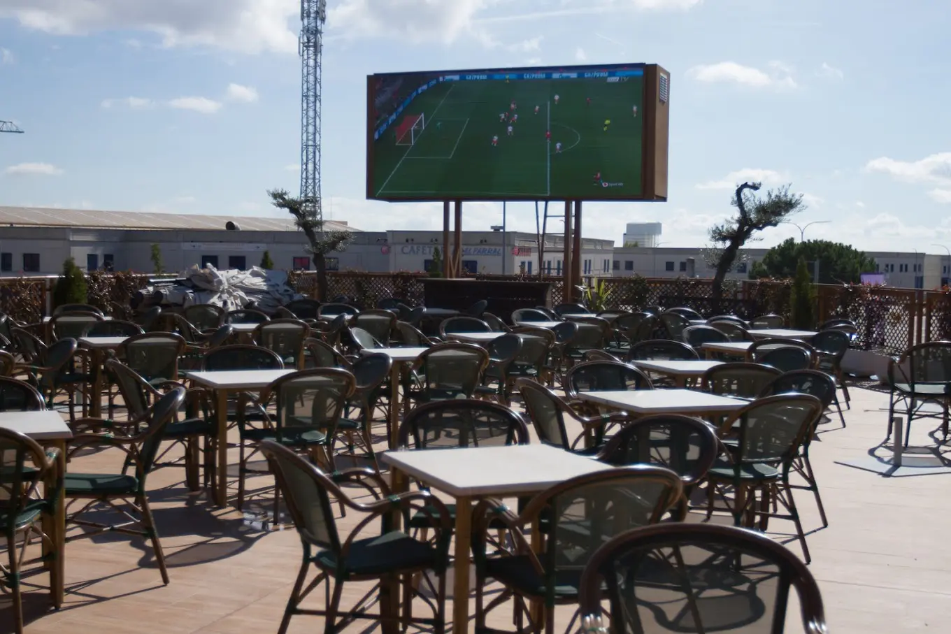 terraza con pantalla gigante donde cenar para ver final Champions League sabado 1 de junio en restaurante solarino